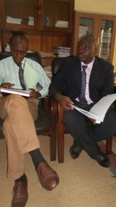 Le Vice-Président entrain d'expliquer au Secrétaire Permanant l'état d'avancement de la création des CCOP